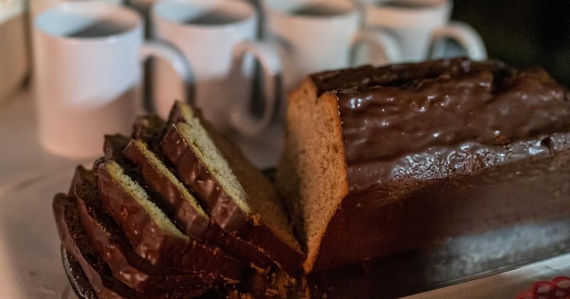Saftiger Kuchen mit Kinderschokolade: Einfaches Rezept zum Verlieben